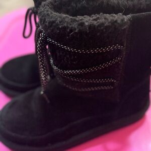 Girls SZ 2 Koolaburra Boots by UGG Black Like New Suede 
Cozy Black Winter Boots
